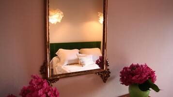 3 camere, una cassaforte in camera, una scrivania, ferro/asse da stiro