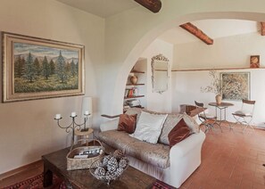 Smart-TV, Kamin, Bücher