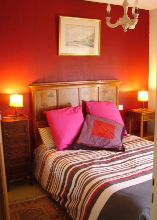 CHAMBRE ACCEUILLANTE
donne sur la Terrasse, avec vue des grands arbres du Parc.