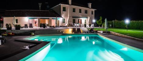 حمّام سباحة خارجي