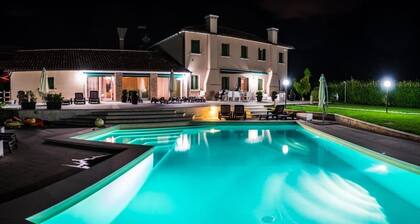 IRIS Luxury Apt in Villa, Patio, Pool, Hot Jacuzzi, A/C, WiFi, Gym, Sauna