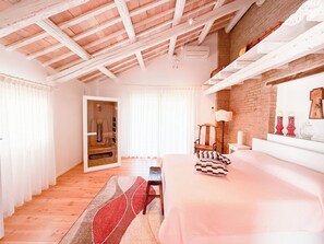 3 makuuhuonetta, tallelokero huoneessa, silitysrauta/-lauta