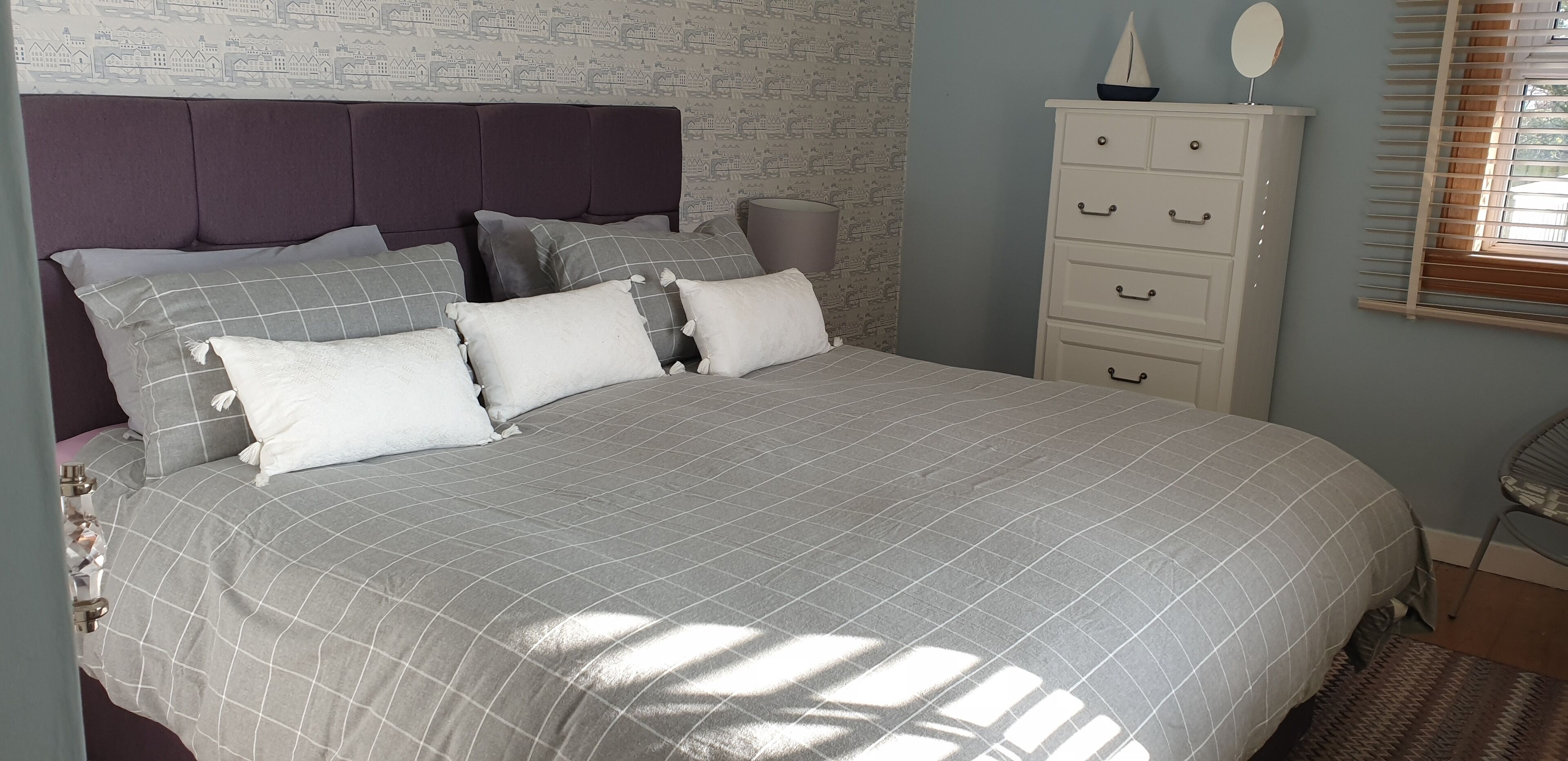 3 slaapkamers, een strijkplank/strijkijzer, gratis wifi, beddengoed