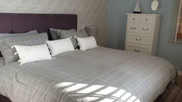 3 slaapkamers, een strijkplank/strijkijzer, gratis wifi, beddengoed