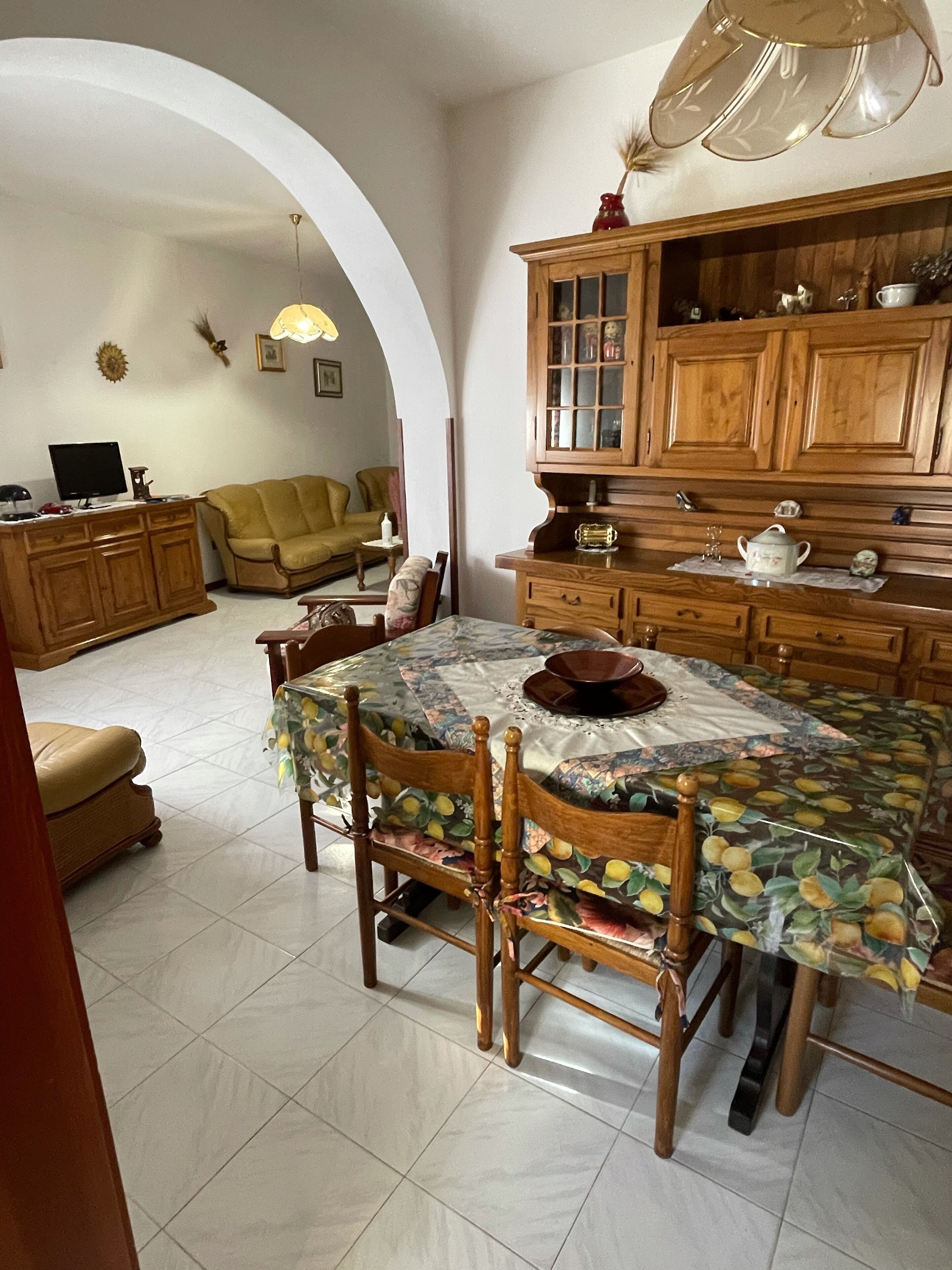 Large furnished apartment, located in the historic center and 3km away from the sea