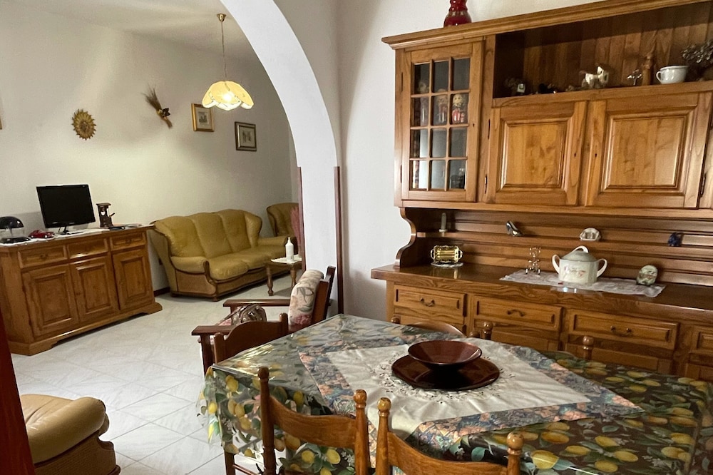 Large furnished apartment, located in the historic center and 3km away from the sea