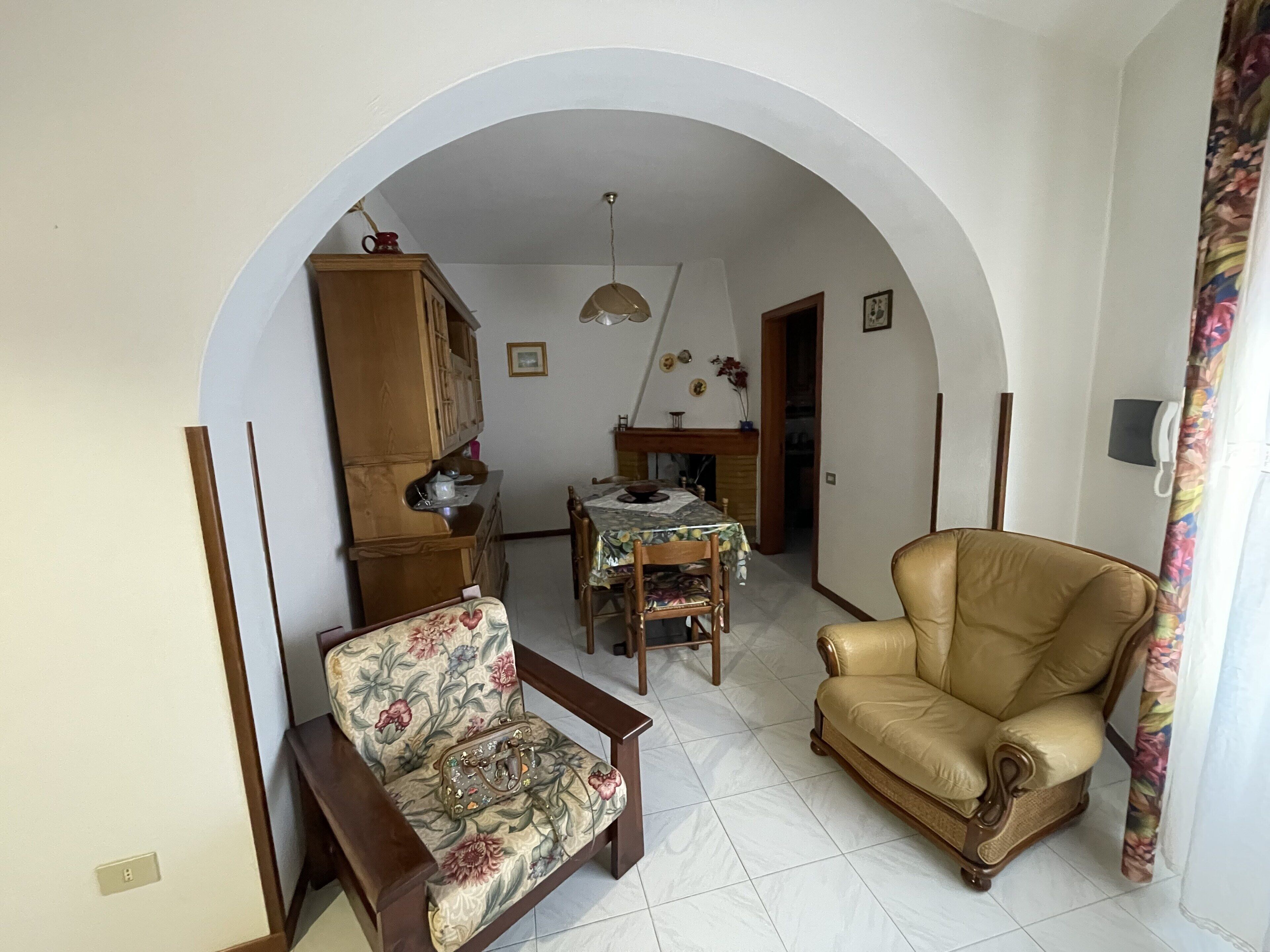 Large furnished apartment, located in the historic center and 3km away from the sea