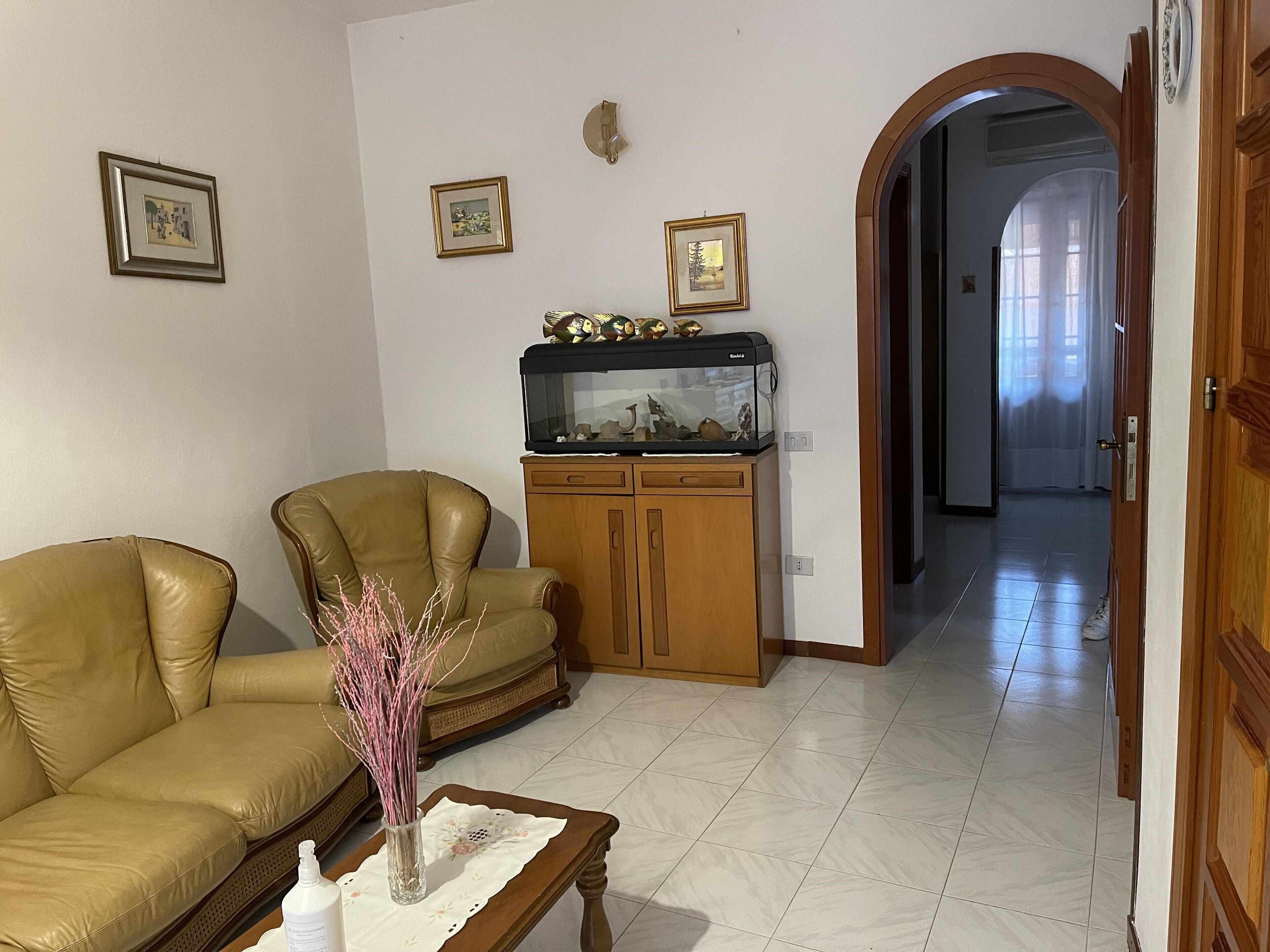 Large furnished apartment, located in the historic center and 3km away from the sea