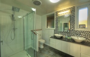 Basic Cottage, 3 Bedrooms, Ocean View | Bathroom | Separate tub and shower, jetted tub, free toiletries, towels - Arthur River Spa Cottage (Arthur River)