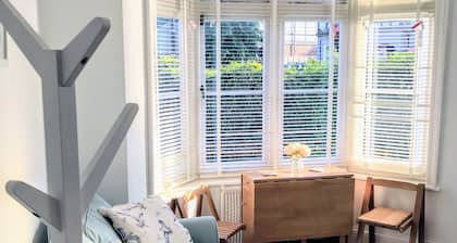 Charming 2 br apartment next to worthing station, close to town and seafront
