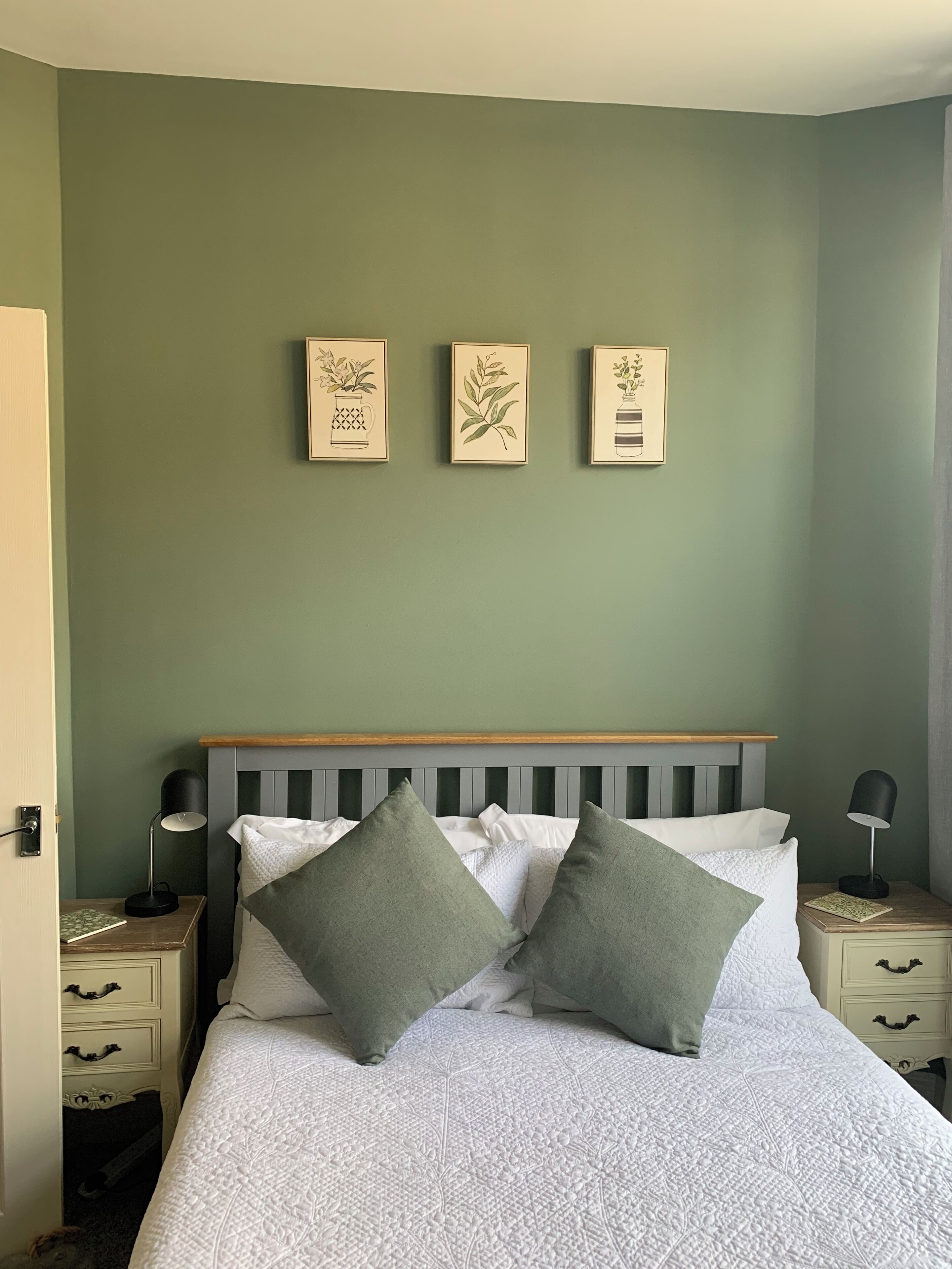 2 bedrooms, iron/ironing board, travel cot, WiFi