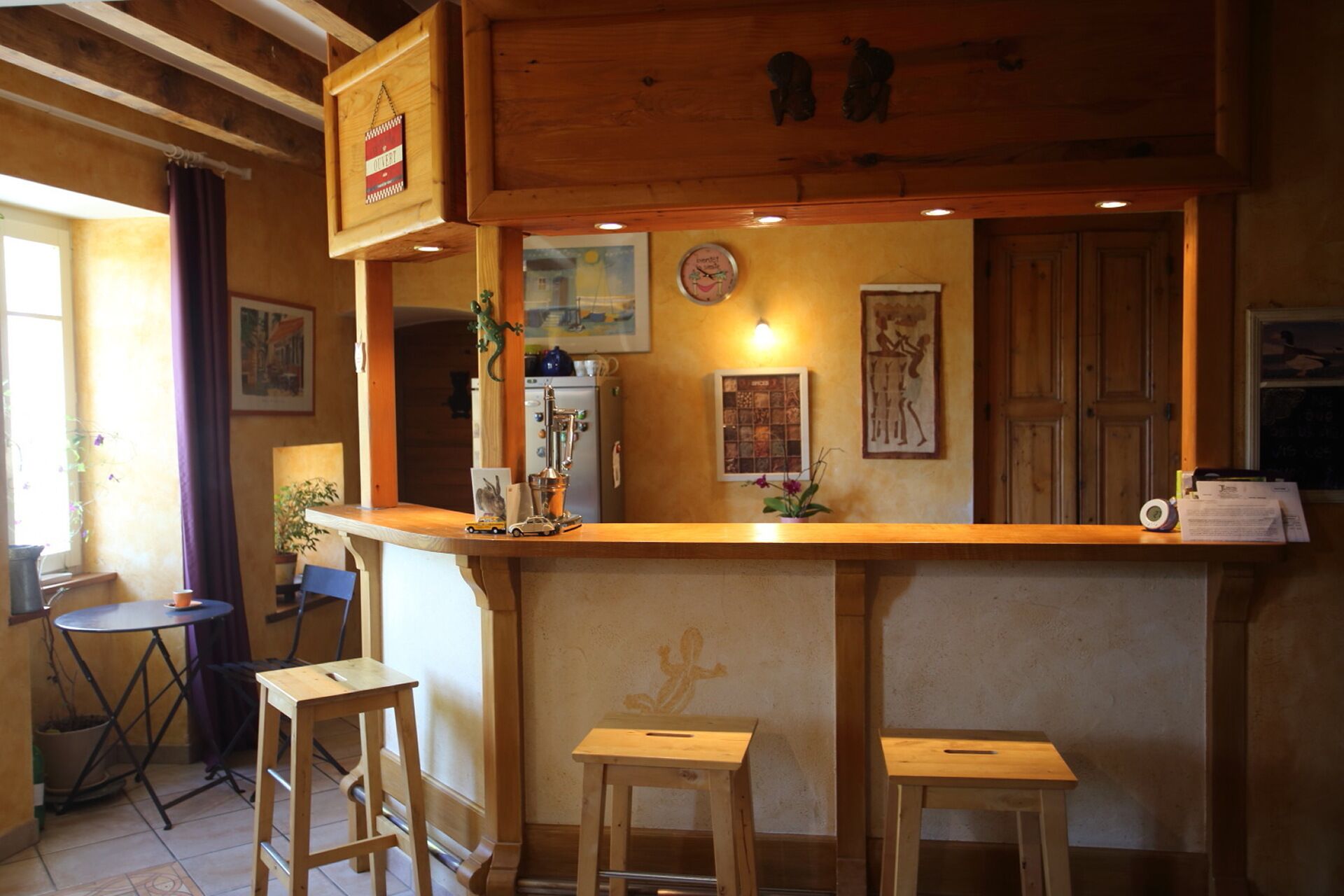 Large room in the countryside, surrounded by nature