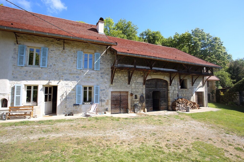 Large room in the countryside, surrounded by nature