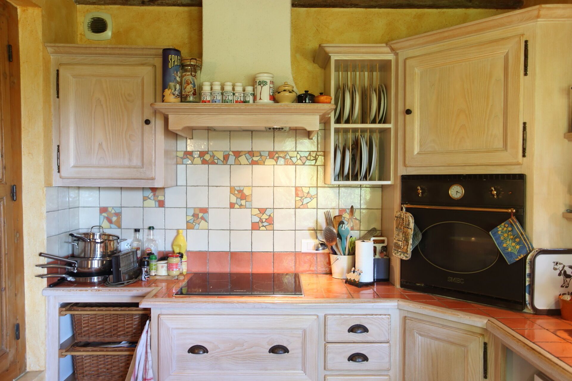 Large room in the countryside, surrounded by nature