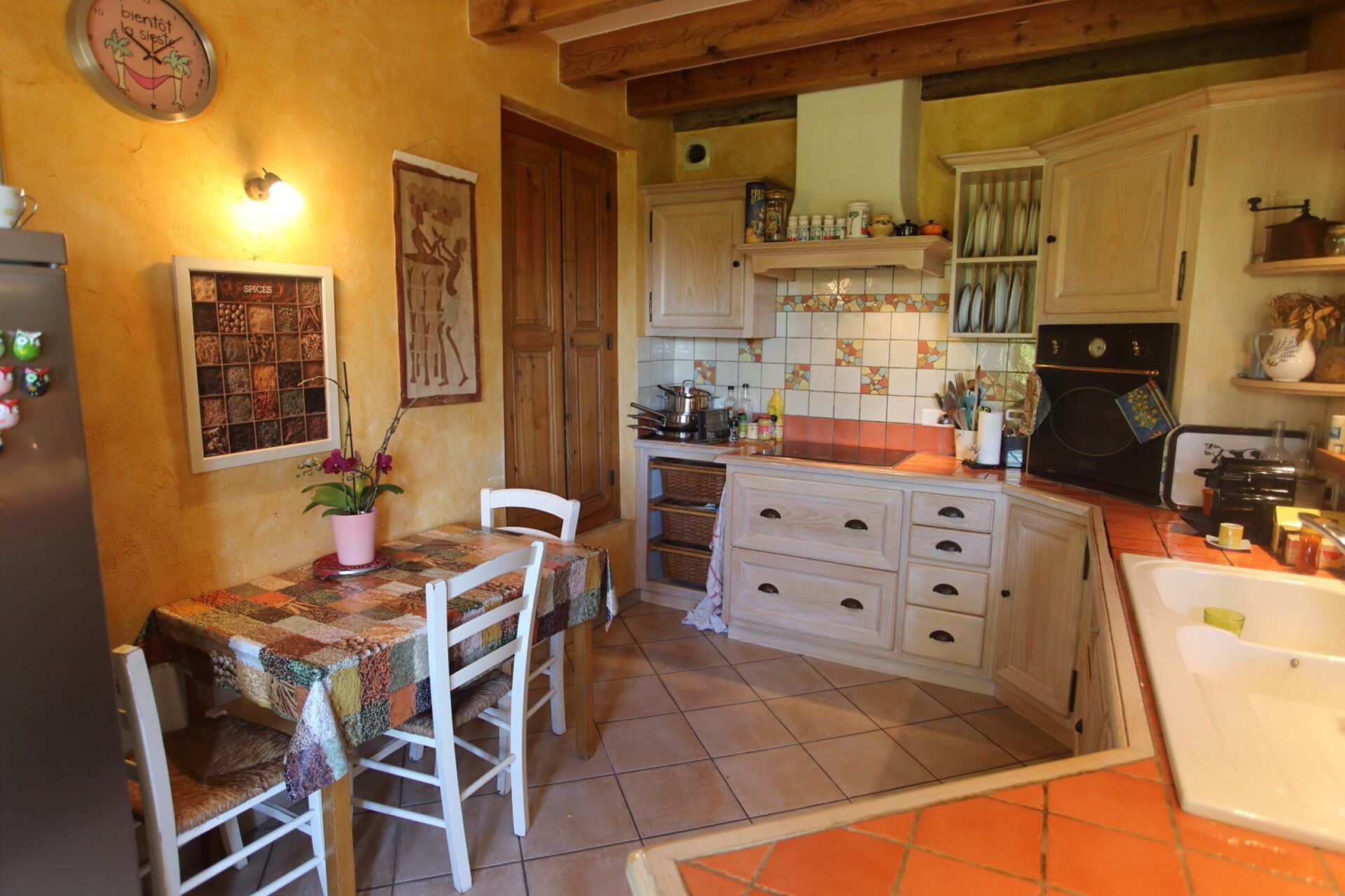 Large room in the countryside, surrounded by nature