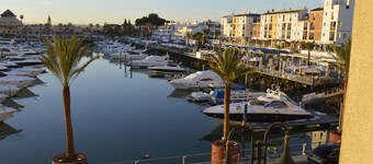 Apartments w / Pool, parking, wifi at 150 mtrs. from Marina Vilamoura