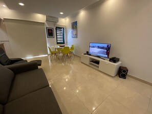 Fernseher, DVD-Player, Stereoanlage