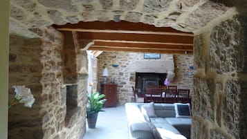 Televisión, chimenea, reproductor de DVD, estéreo