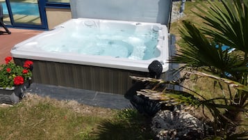 Tina de hidromasaje al aire libre