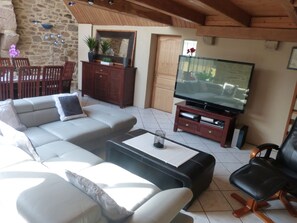 Een televisie, een open haard, een dvd-speler en een stereo