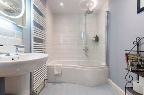 Combined shower/tub, jetted tub, eco-friendly toiletries, hair dryer - The Chairman's Retreat, Slad, The Cotswolds,  Relax in the Countryside. (Stroud, Gloucestershire)
