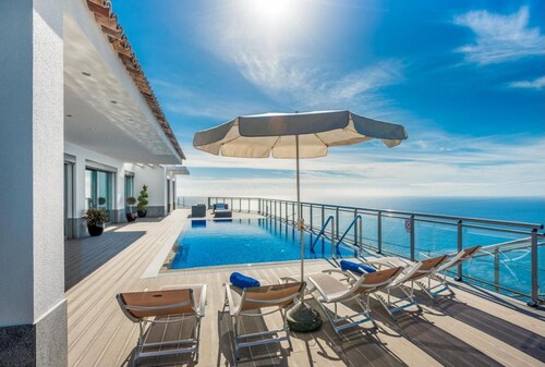 Villa São Lourenço by LovelyStay