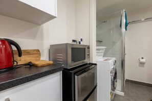 Full-sized fridge, microwave, oven, stovetop
