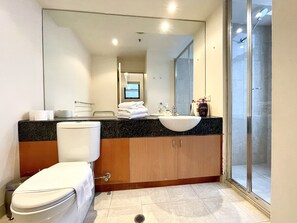 Family Apartment | Bathroom | Separate tub and shower, hair dryer, bathrobes, towels - ReadySet Apartments on King (Melbourne)