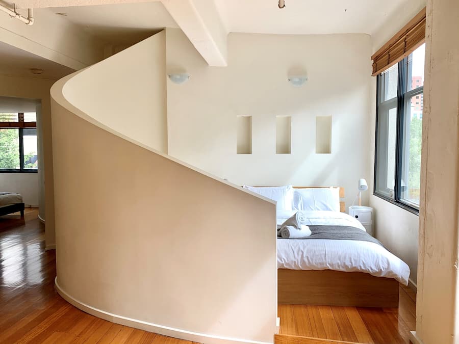 Ropa de cama de alta calidad y espacio para trabajar con laptop