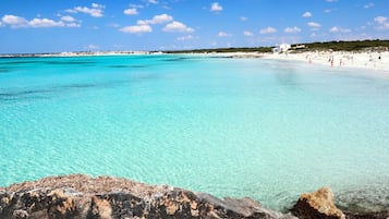 Beach nearby, sun loungers, beach towels