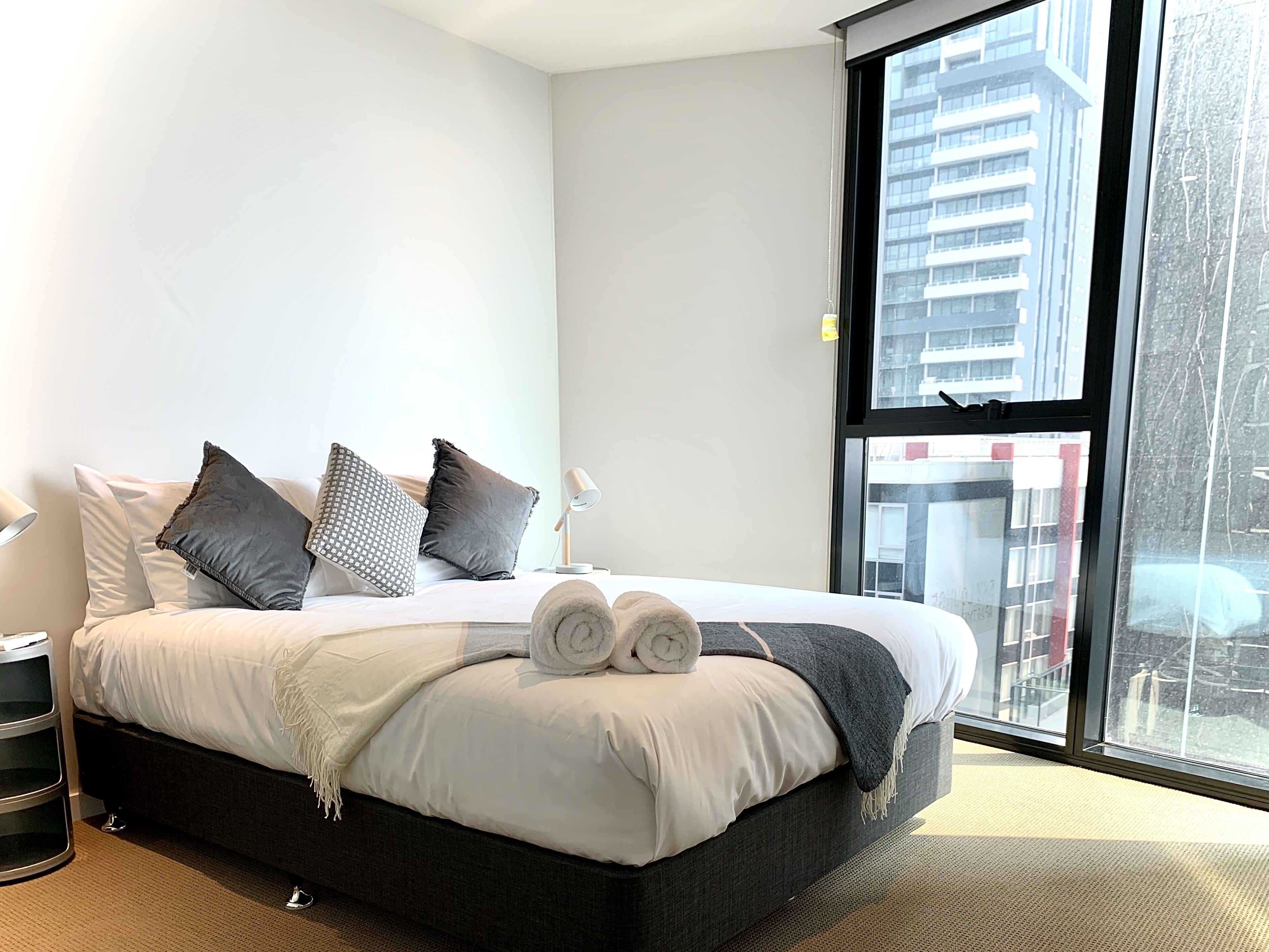 3 habitaciones, muebles diferentes y espacio para trabajar con laptop 