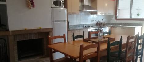 Geladeira, micro-ondas, fogão, lava-louças