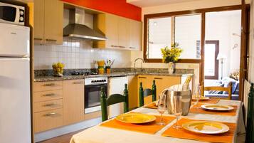 Een koelkast, een microgolfoven, een oven, een vaatwasser