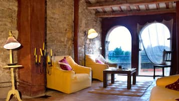 Een televisie en een open haard