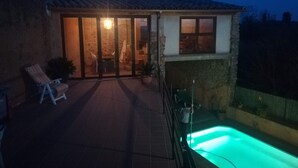 A house with a swimming pool, a patio with chairs, and a stone wall. - CASA CARINA (Ullastret)