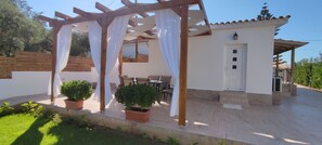 Outdoor dining - VILLA YAKINTHI for memorable holidays  (Drosia)