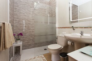 Chuveiro/banheira combinados, secador de cabelo, bidê, toalhas de banho