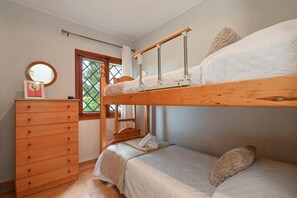 3 bedrooms, iron/ironing board, WiFi, bed sheets