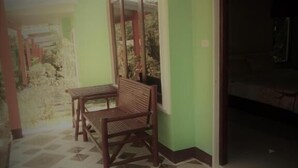 Una habitación con un banco de madera y un ventanal grande.
