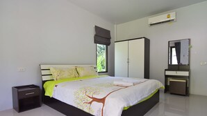 Un dormitorio moderno con cama, mesita de noche, armario y espejo.