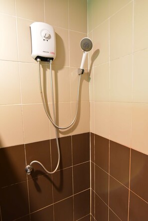Standard Double Room | Bathroom shower - Rubber Tree Resort (Ko Lanta)