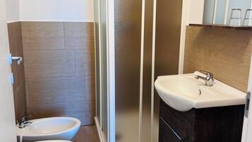 Doccia, asciugacapelli, bidet, asciugamani