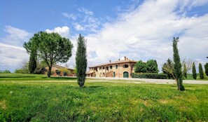 Exterior - Panoramic farmhouse in the Tuscan hills. Free Wifi (Chianciano Terme)