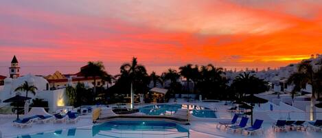 Piscine chauffée, chaises longues