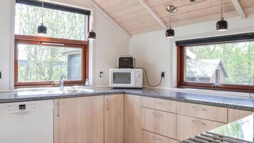 Køleskab, kogeplade, opvaskemaskine, kaffe-/temaskine