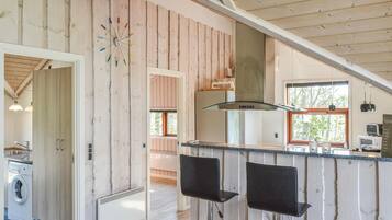 Køleskab, kogeplade, opvaskemaskine, kaffe-/temaskine