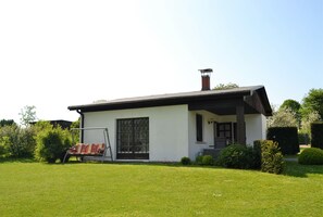 Exterior - Cottage on the lake on a large plot, fireplace - cottage on the lake (Krakow am See)