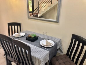 Khu vực ăn uống tại phòng