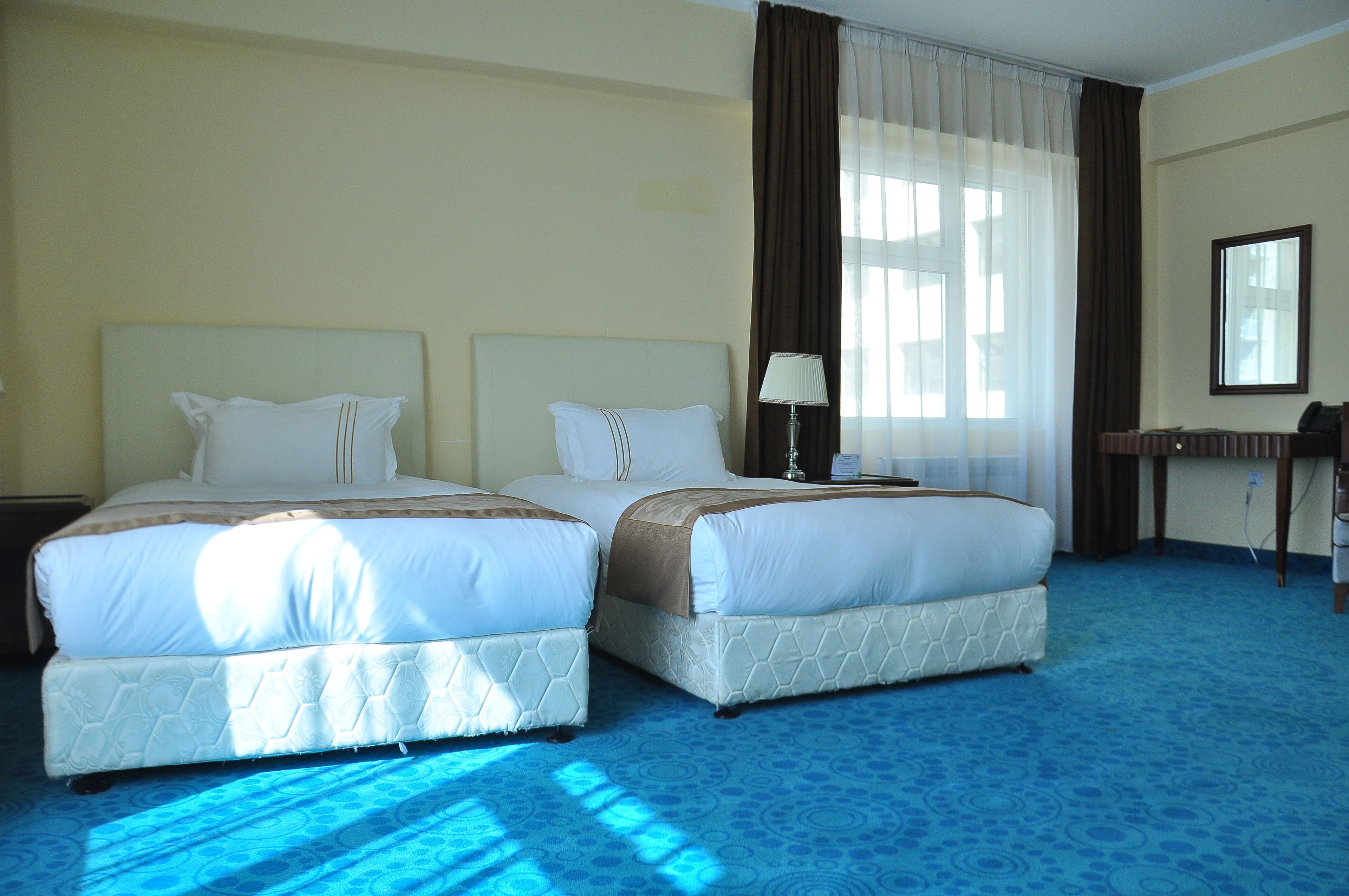 Phòng 2 giường đơn Deluxe | Phòng tắm | Vòi sen/bồn tắm kết hợp, vòi sen phun mưa 