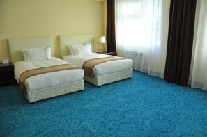 Phòng 2 giường đơn Deluxe | Phòng tắm | Vòi sen/bồn tắm kết hợp, vòi sen phun mưa